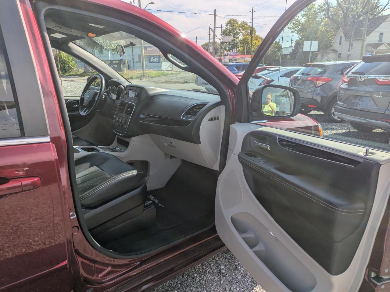 2017 Dodge Grand Caravan SE Plus Photo