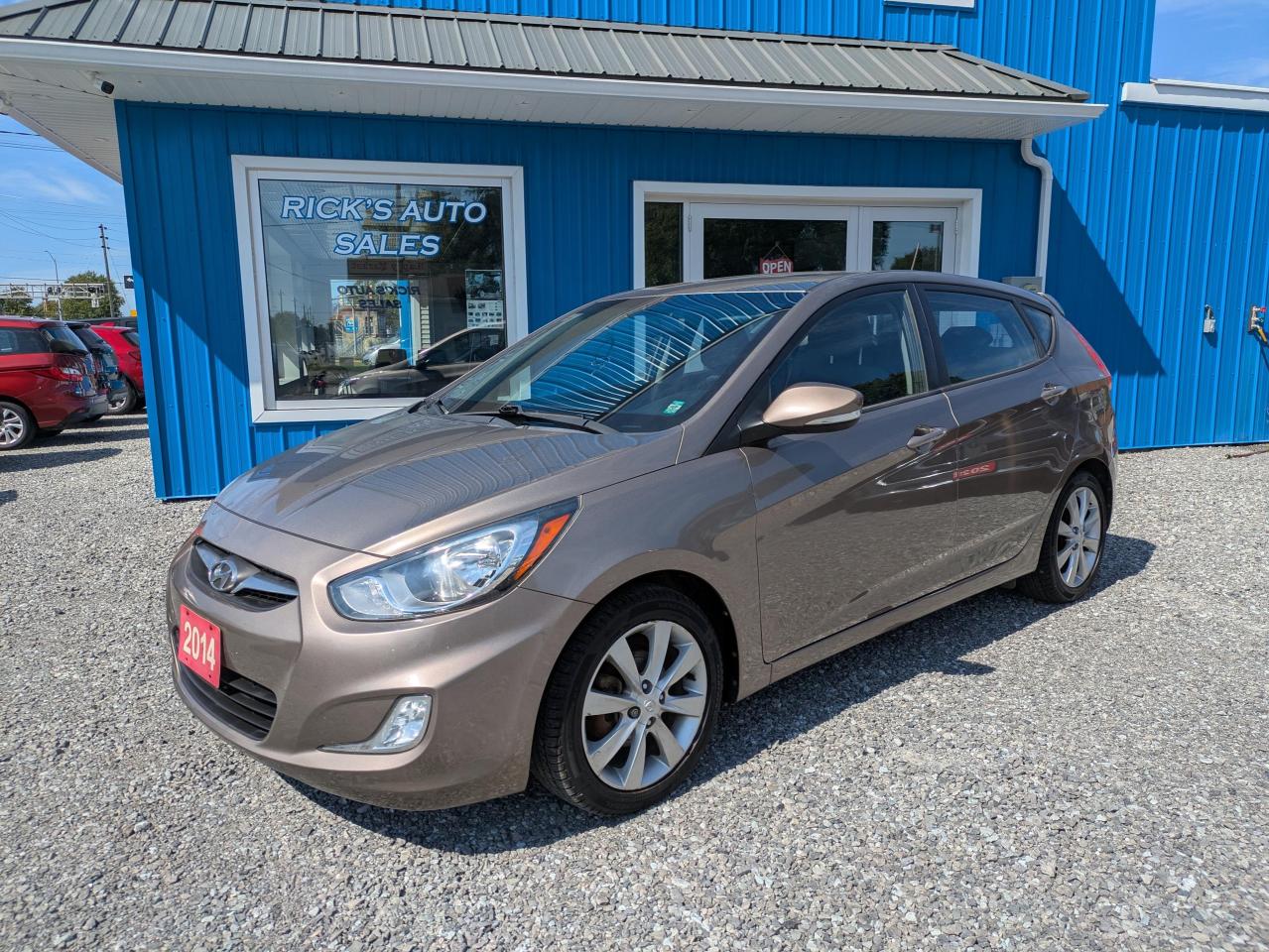 2014 Hyundai Accent SE 5-Door Photo0