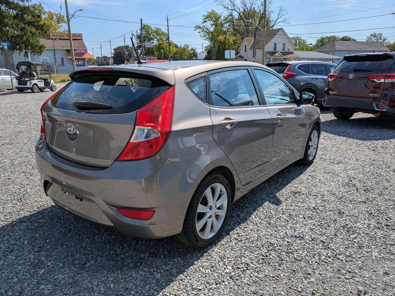 2014 Hyundai Accent SE 5-Door Photo4