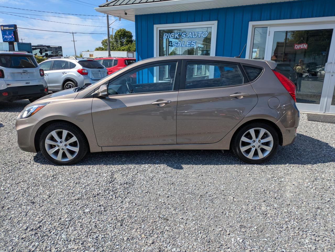 2014 Hyundai Accent SE 5-Door Photo