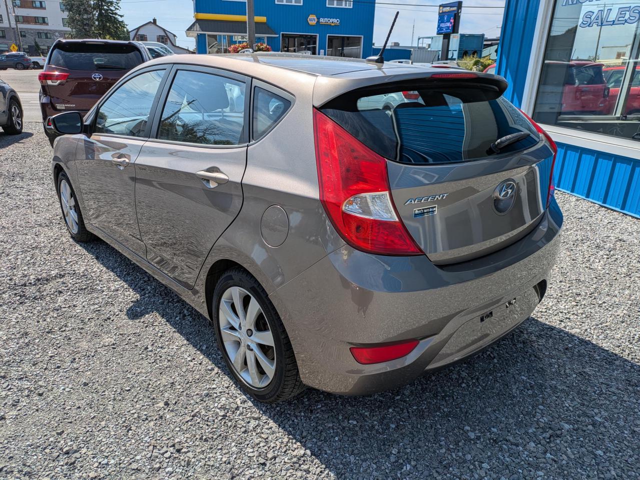 2014 Hyundai Accent SE 5-Door Photo