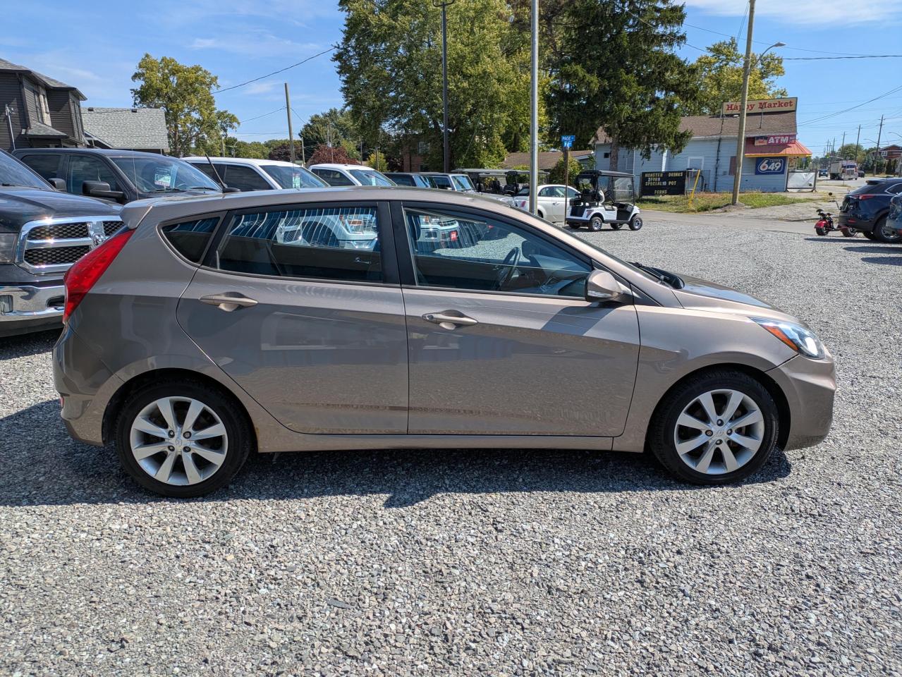 2014 Hyundai Accent SE 5-Door Photo