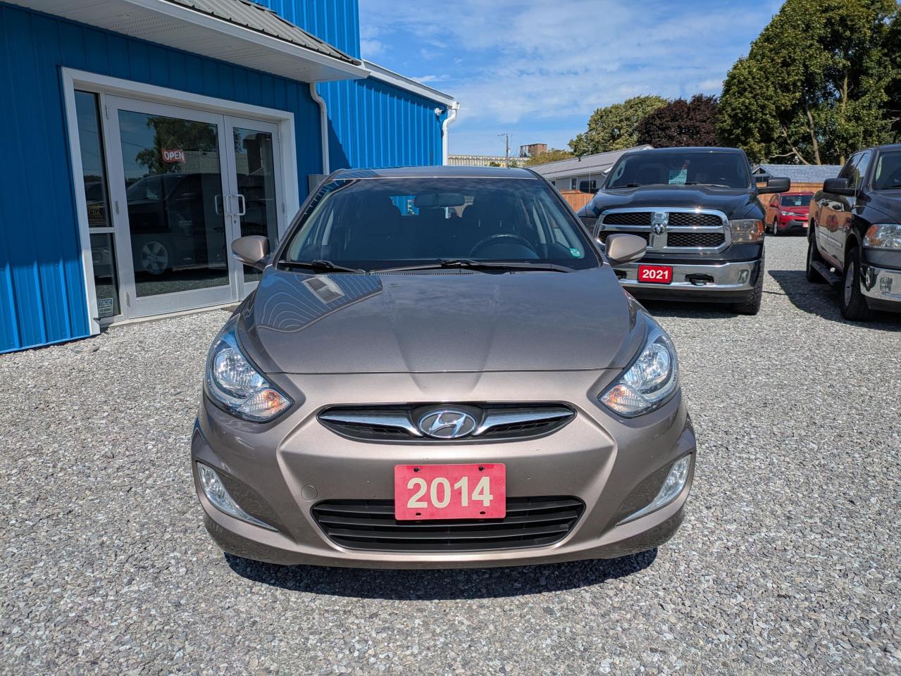 2014 Hyundai Accent SE 5-Door Photo