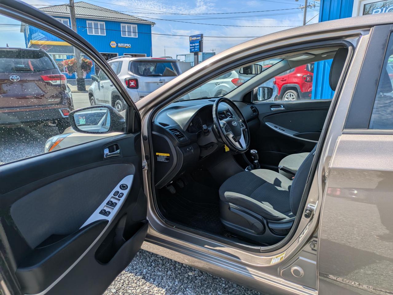 2014 Hyundai Accent SE 5-Door Photo