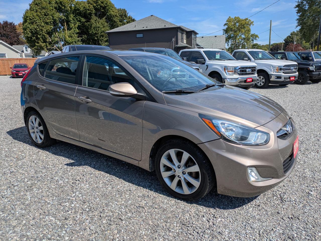 2014 Hyundai Accent SE 5-Door Photo