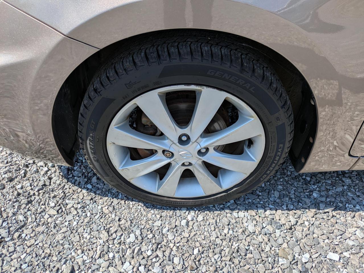 2014 Hyundai Accent SE 5-Door Photo