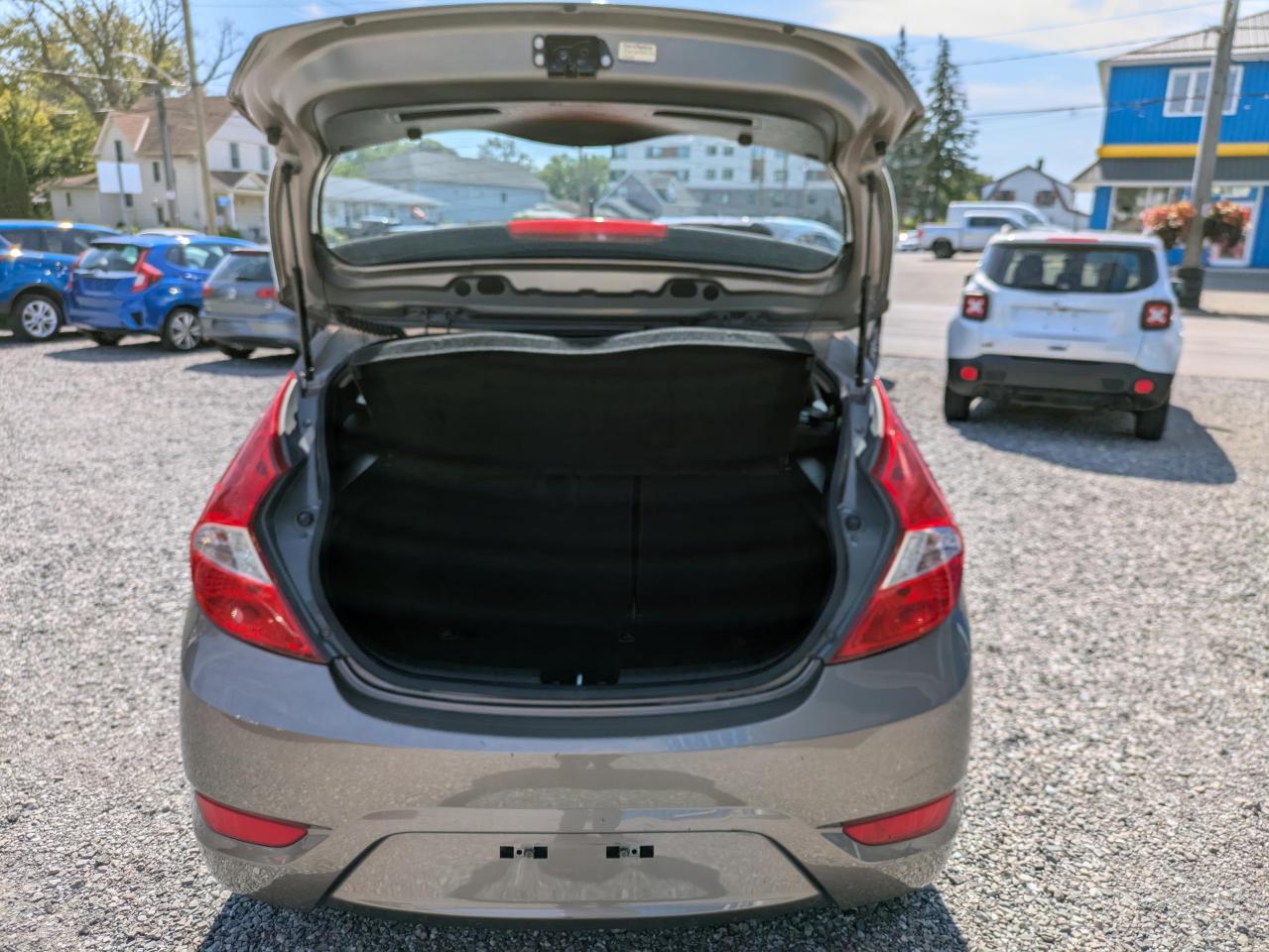 2014 Hyundai Accent SE 5-Door Photo