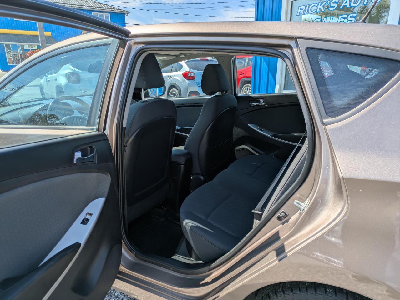 2014 Hyundai Accent SE 5-Door Photo