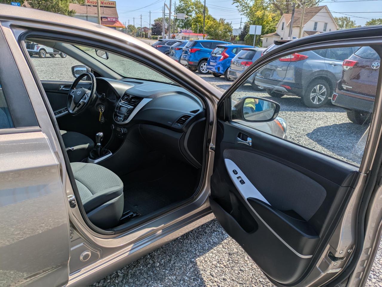 2014 Hyundai Accent SE 5-Door Photo