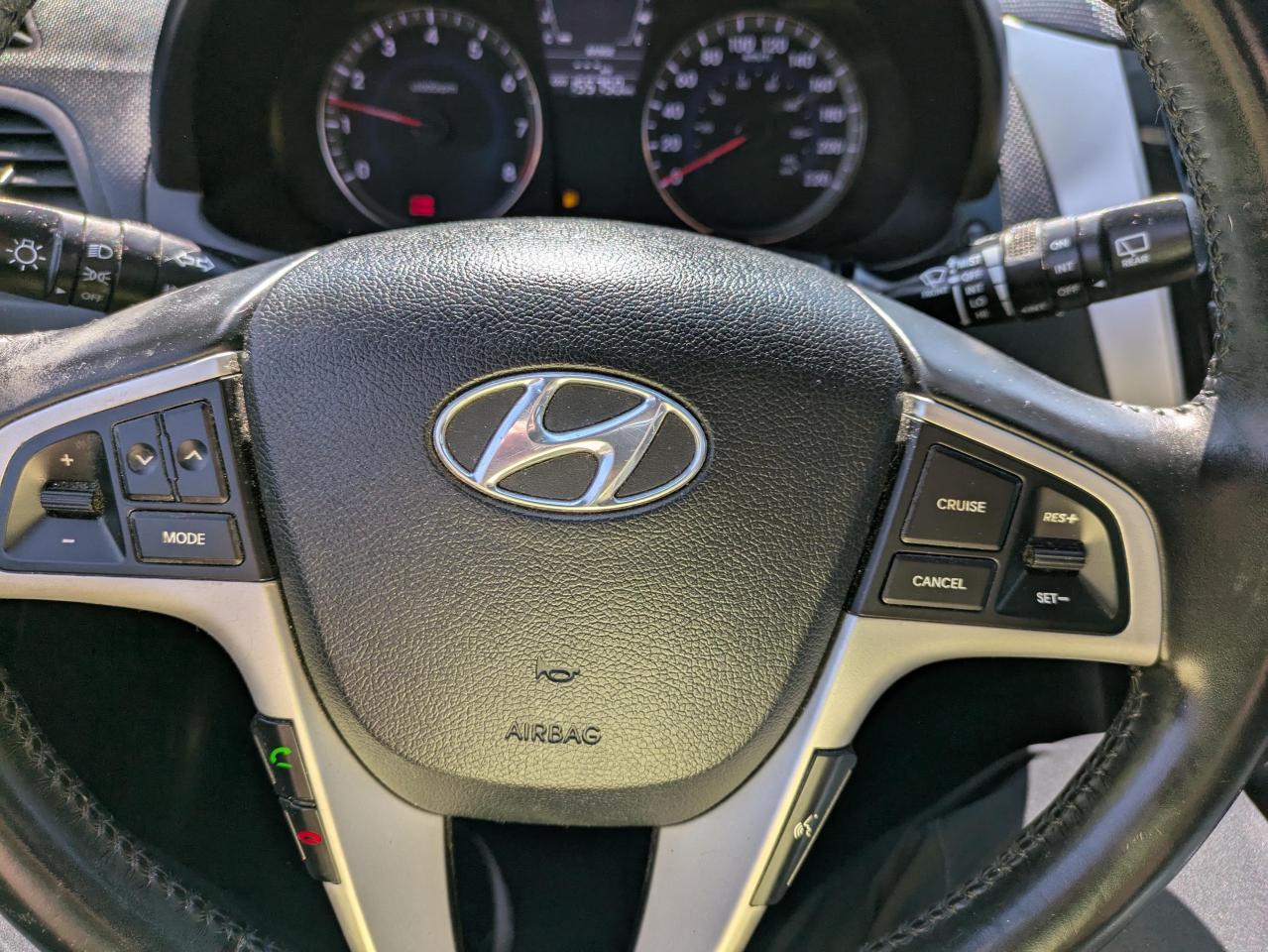 2014 Hyundai Accent SE 5-Door Photo