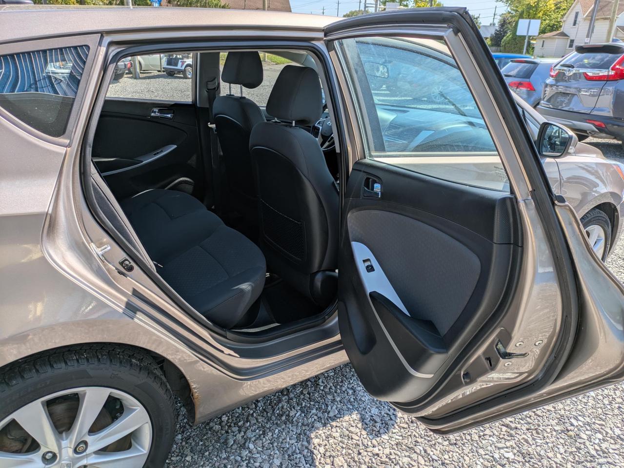 2014 Hyundai Accent SE 5-Door Photo