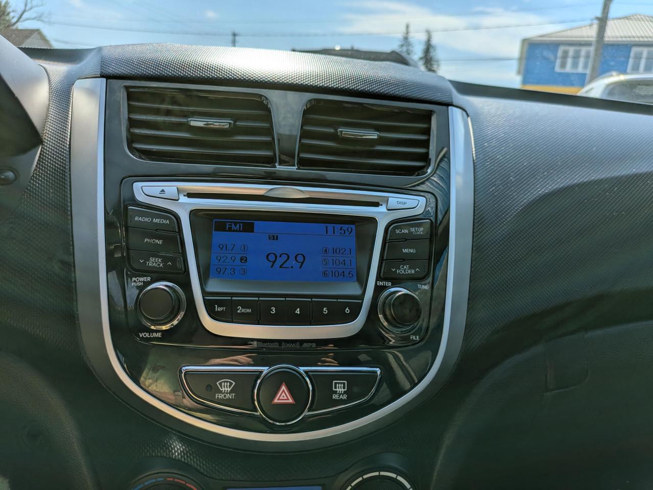 2014 Hyundai Accent SE 5-Door Photo