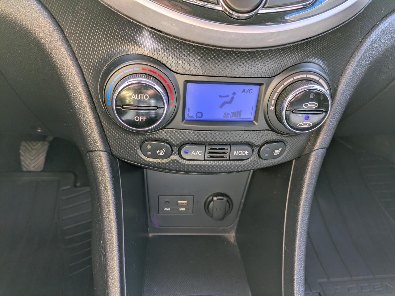 2014 Hyundai Accent SE 5-Door Photo