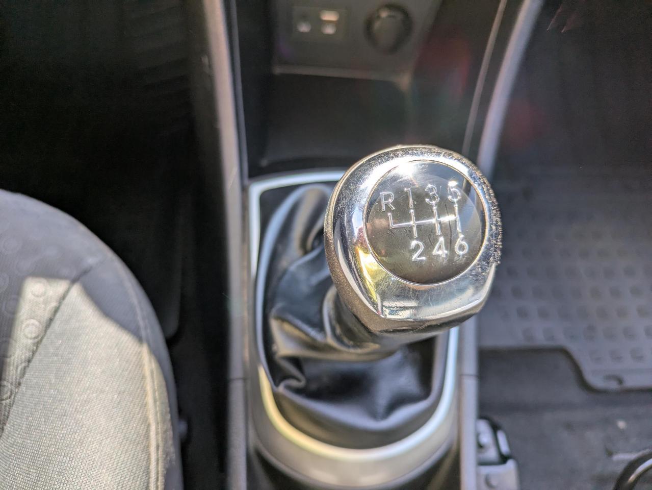 2014 Hyundai Accent SE 5-Door Photo