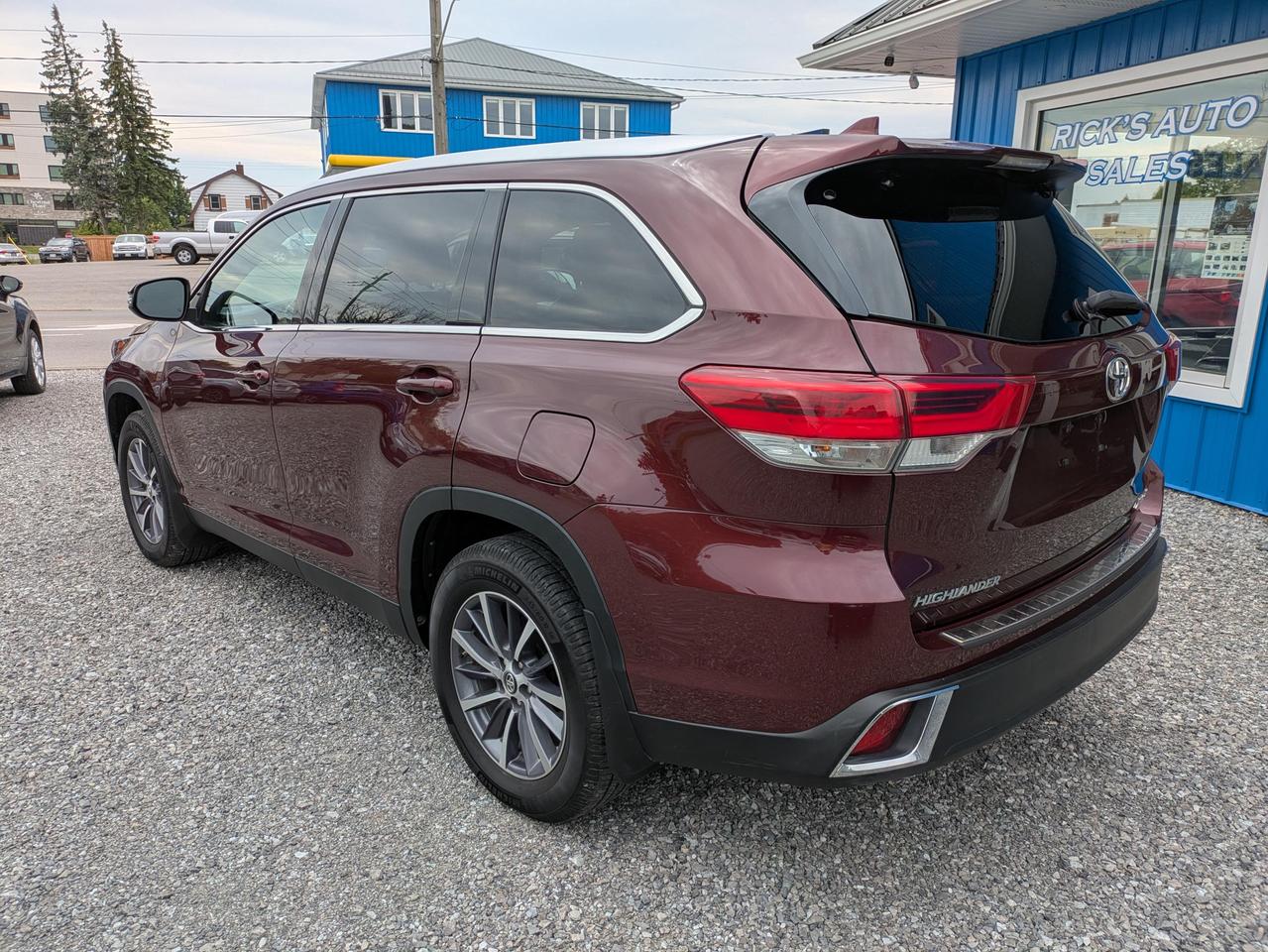 2019 Toyota Highlander AWD XLE Photo2