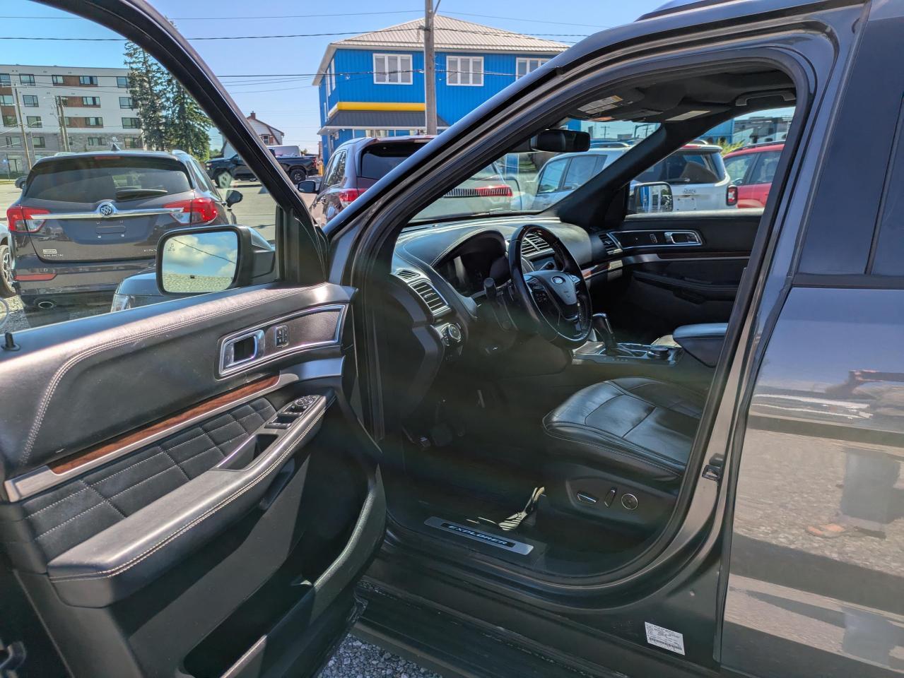 2017 Ford Explorer 4WD 4DR PLATINUM Photo