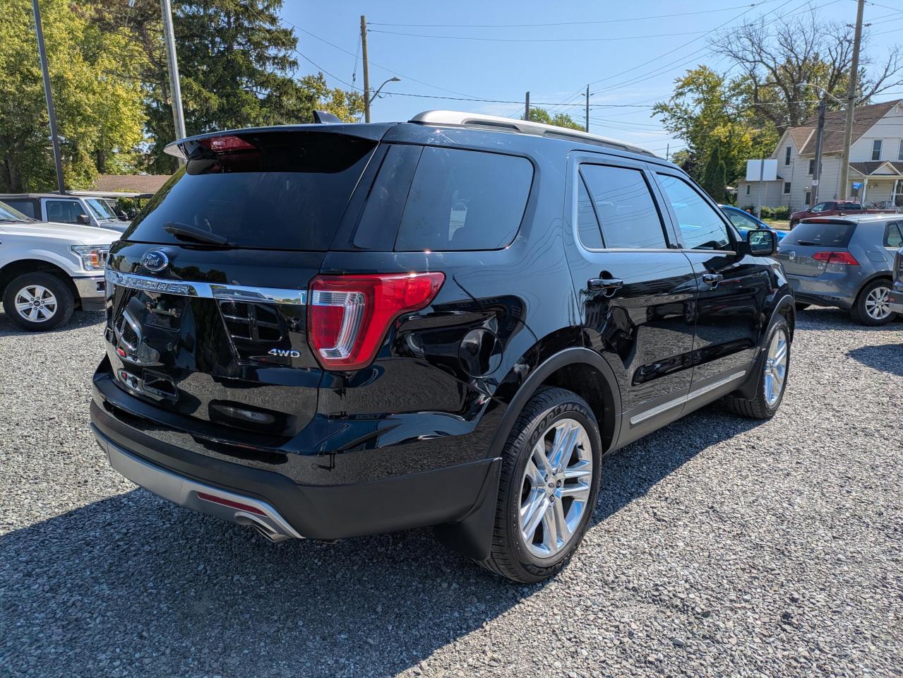 2017 Ford Explorer XLT 4WD Photo4