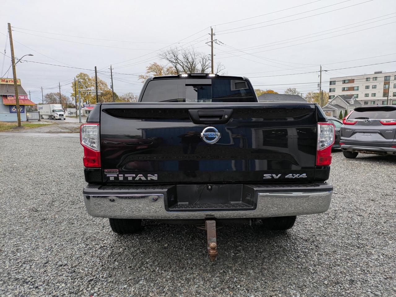2017 Nissan Titan SV Crew Cab 4WD Photo3