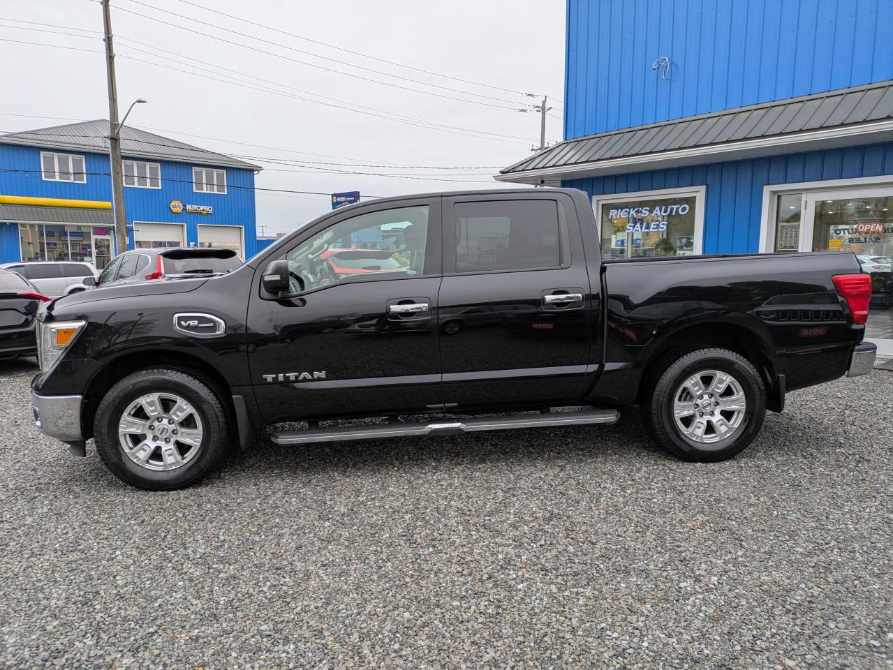 2017 Nissan Titan SV Crew Cab 4WD Photo