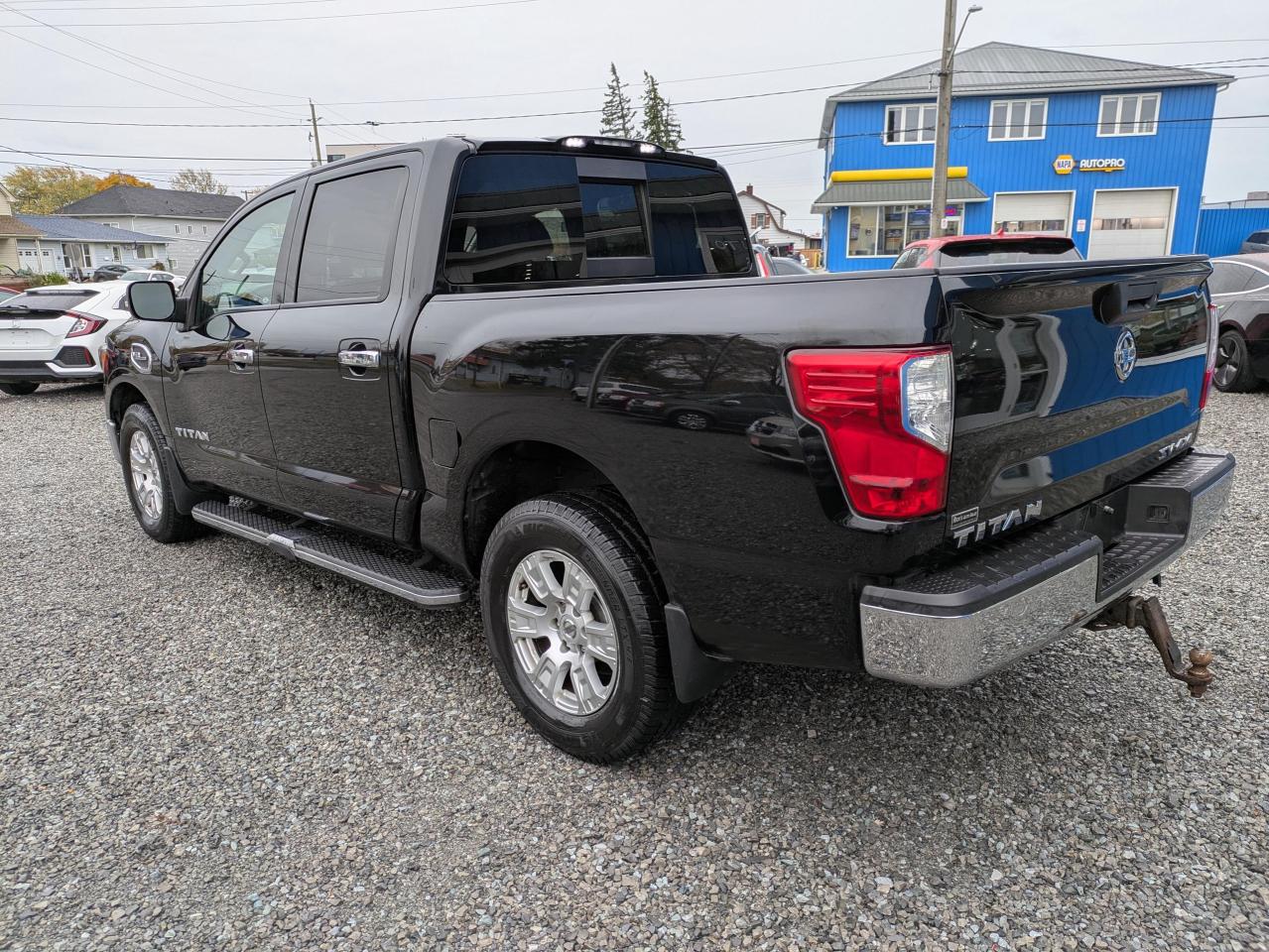 2017 Nissan Titan SV Crew Cab 4WD Photo2