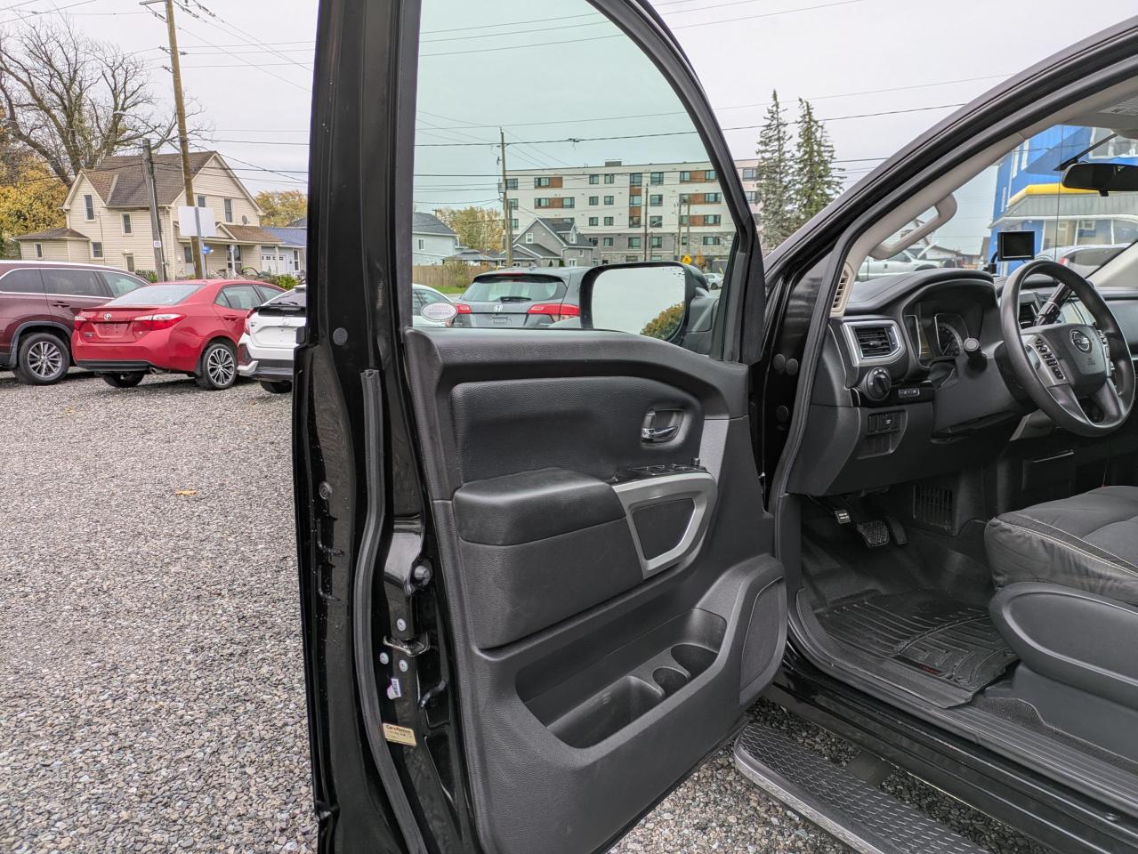 2017 Nissan Titan SV Photo