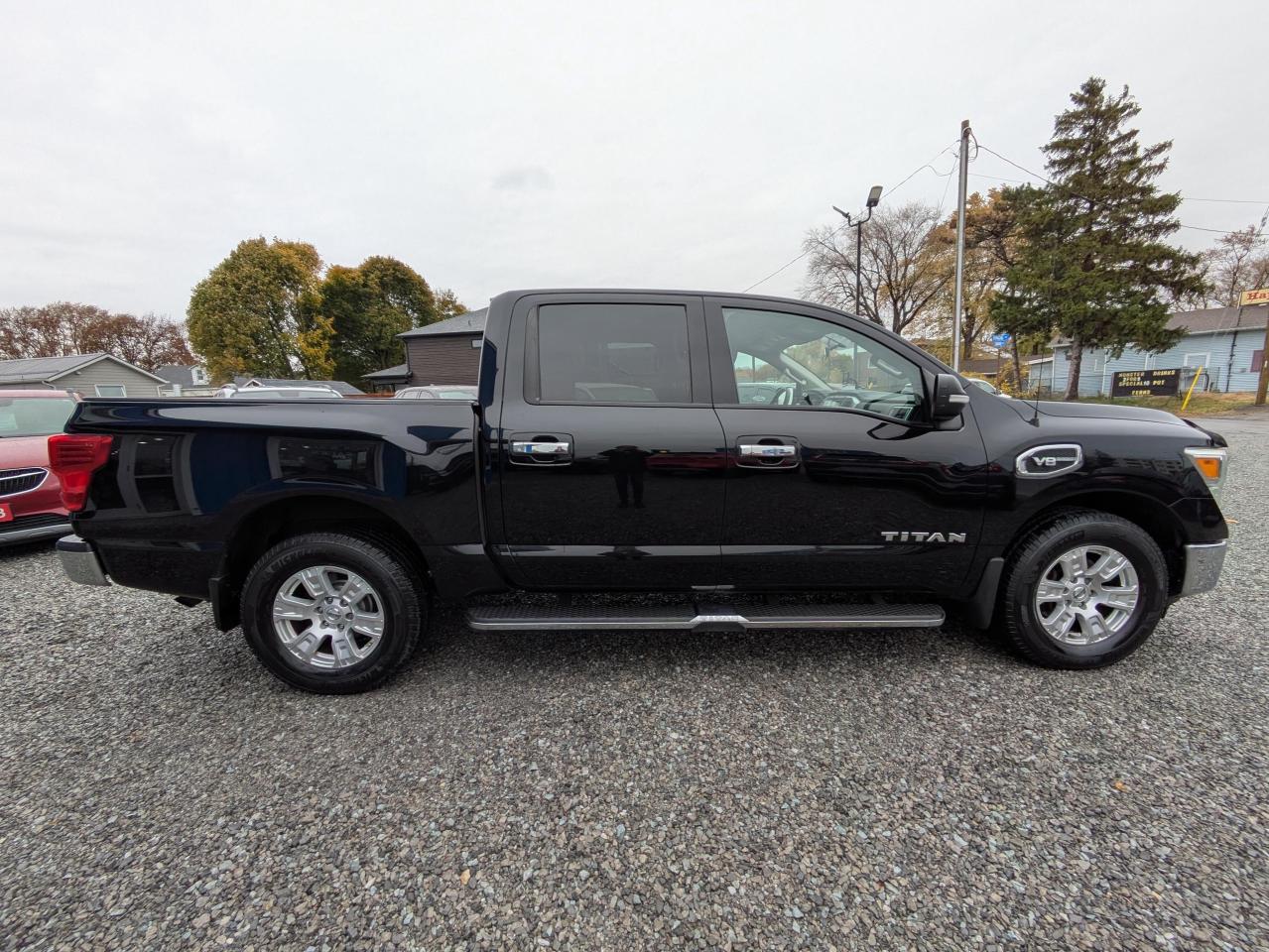 2017 Nissan Titan SV Crew Cab 4WD Photo