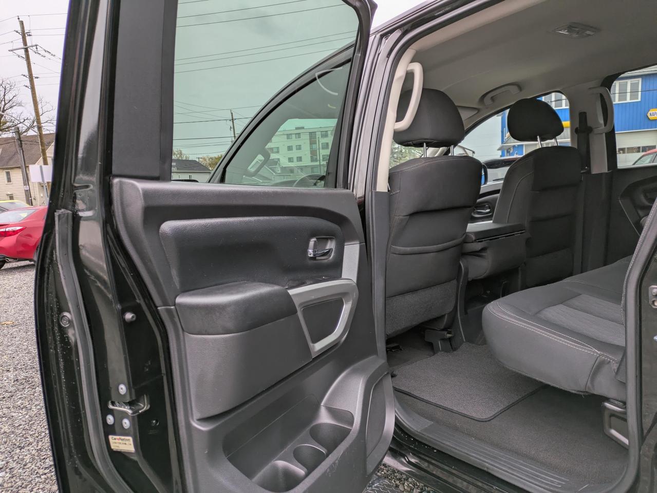 2017 Nissan Titan SV Crew Cab 4WD Photo