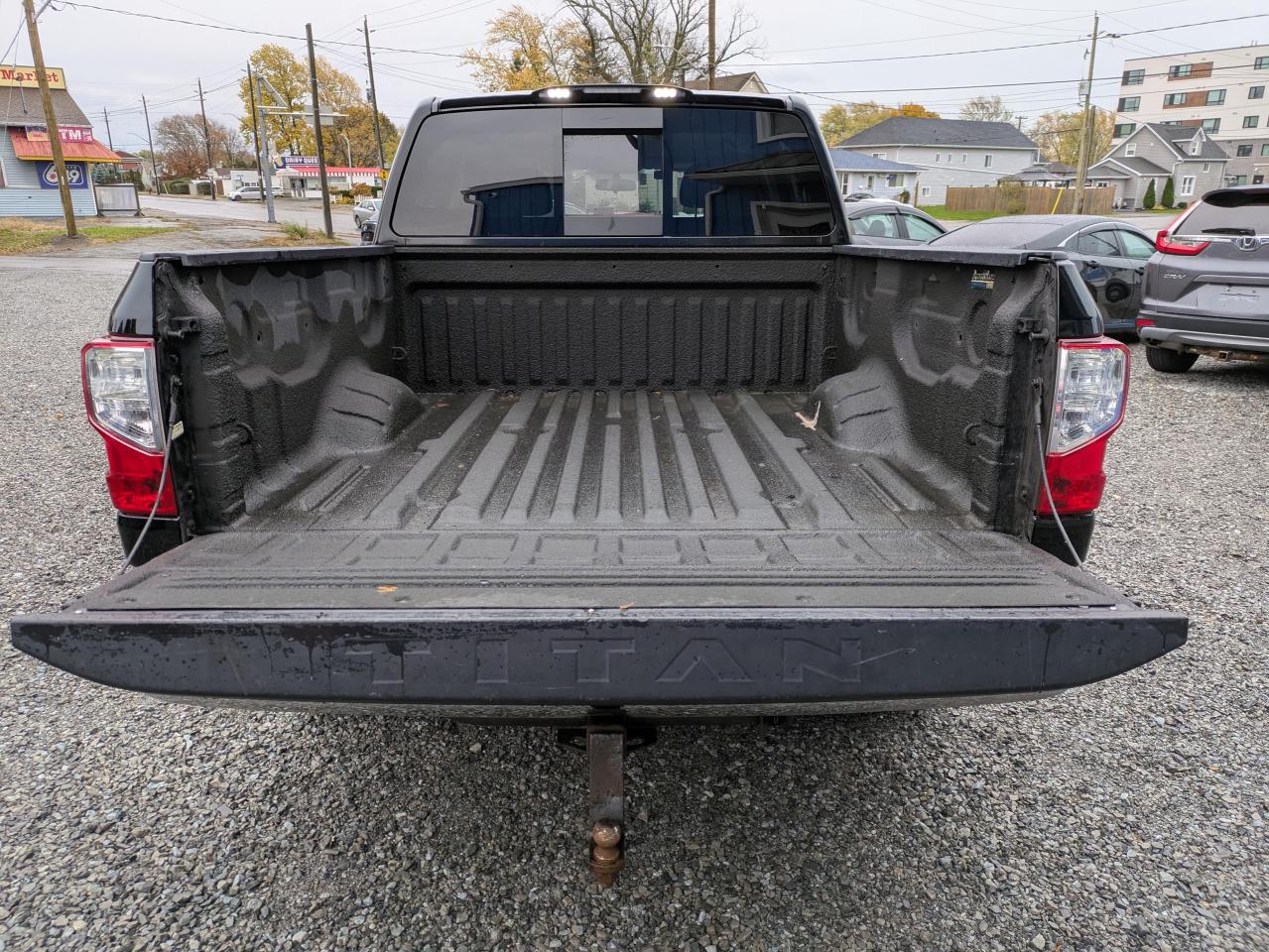 2017 Nissan Titan SV Crew Cab 4WD Photo