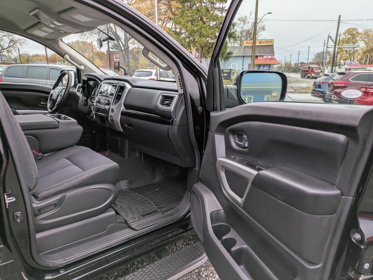 2017 Nissan Titan SV Crew Cab 4WD Photo