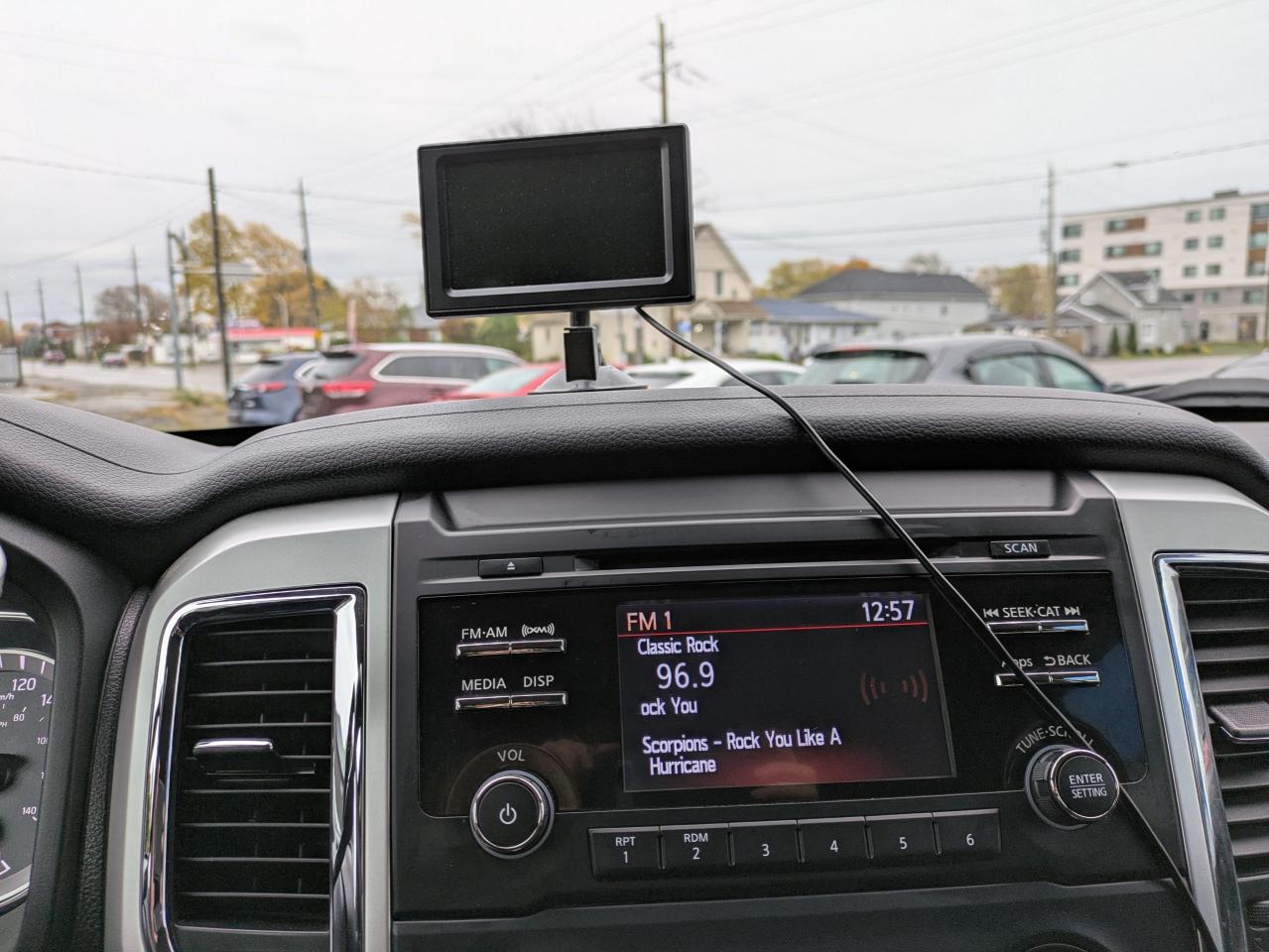 2017 Nissan Titan SV Crew Cab 4WD Photo