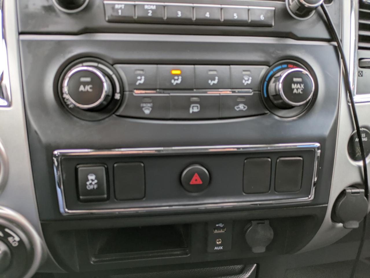 2017 Nissan Titan SV Crew Cab 4WD Photo