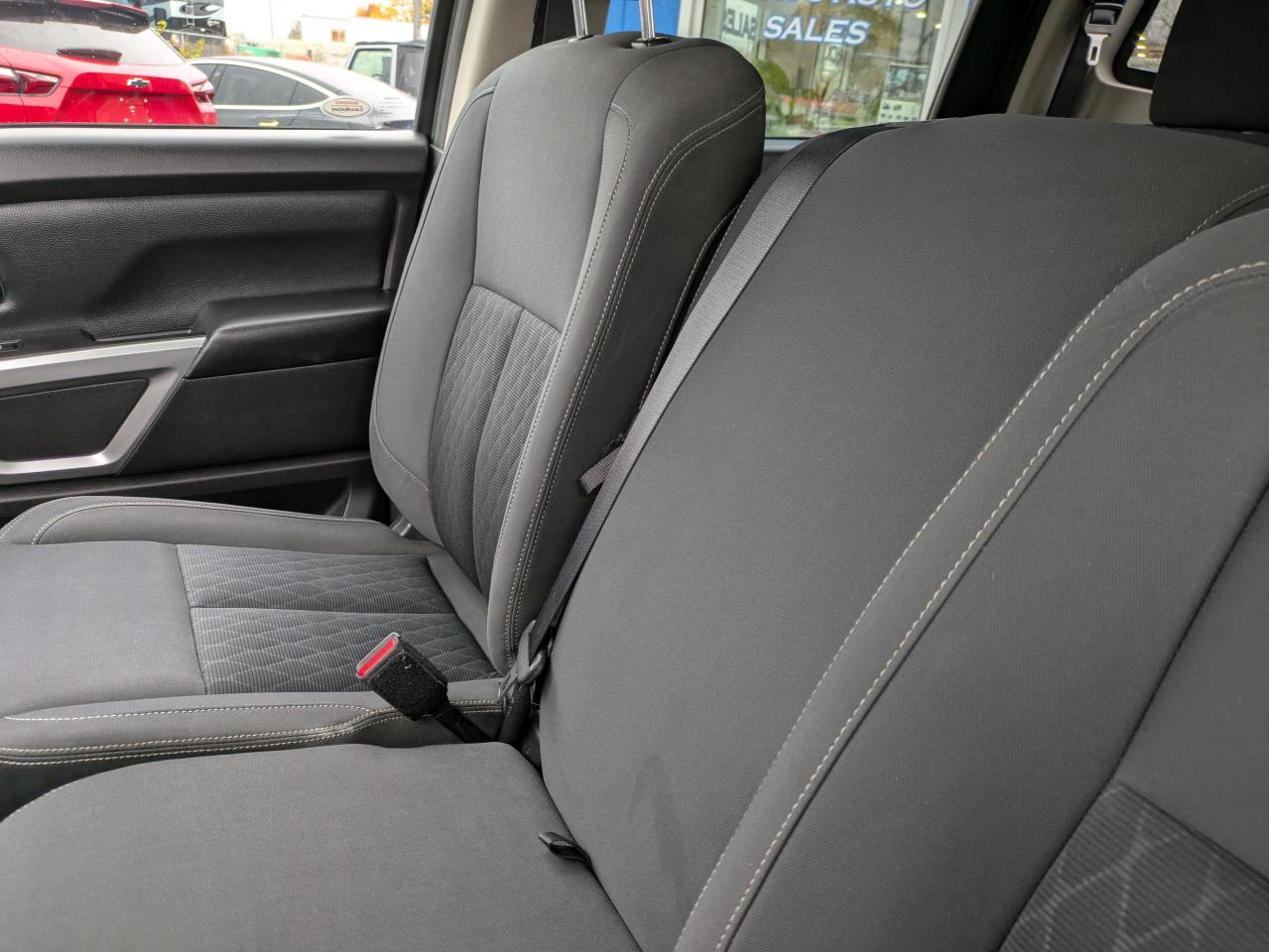 2017 Nissan Titan SV Crew Cab 4WD Photo