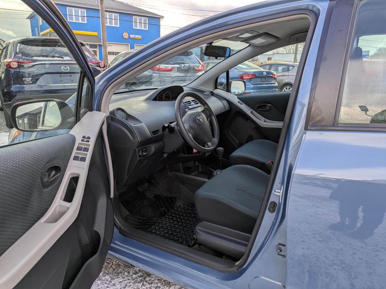 2008 Toyota Yaris Liftback 5-Door AT Photo