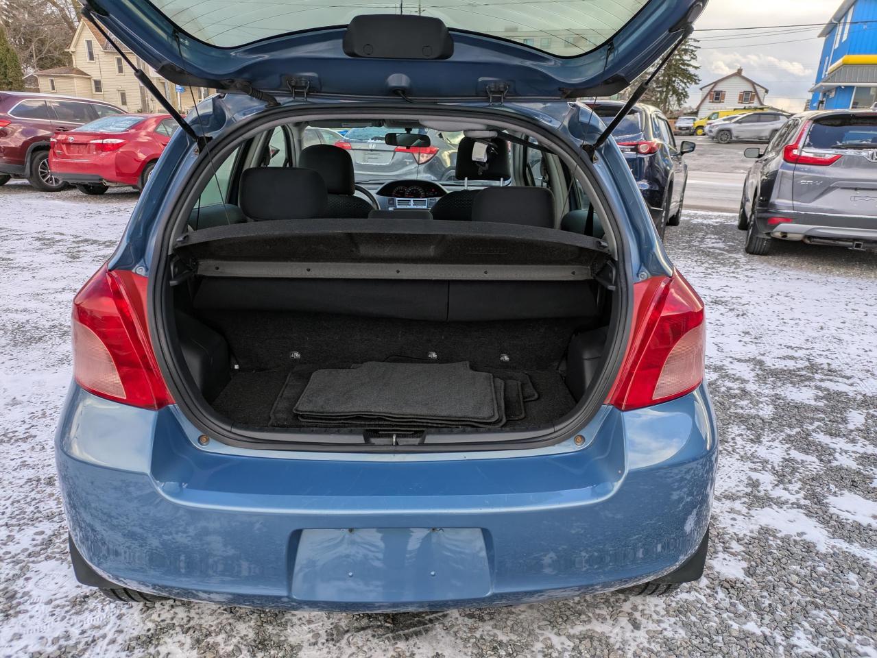 2008 Toyota Yaris Liftback 5-Door AT Photo