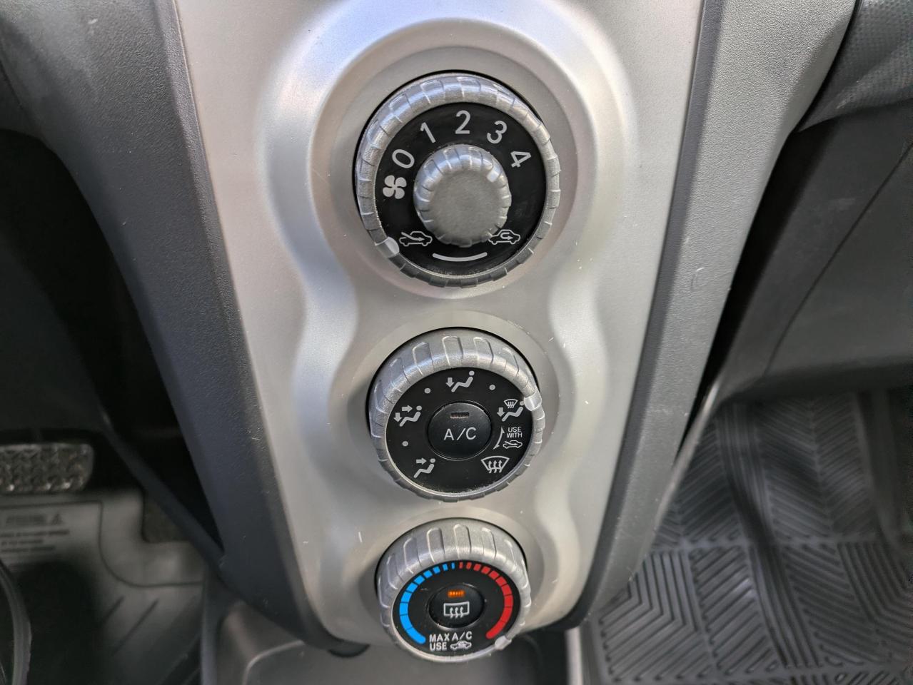 2008 Toyota Yaris Liftback 5-Door AT Photo