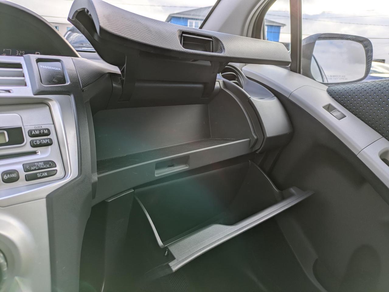 2008 Toyota Yaris Liftback 5-Door AT Photo