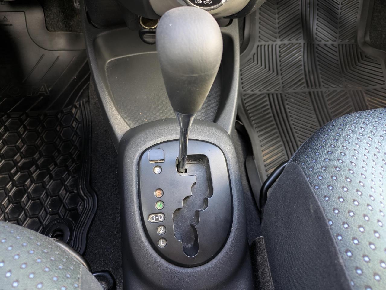 2008 Toyota Yaris Liftback 5-Door AT Photo