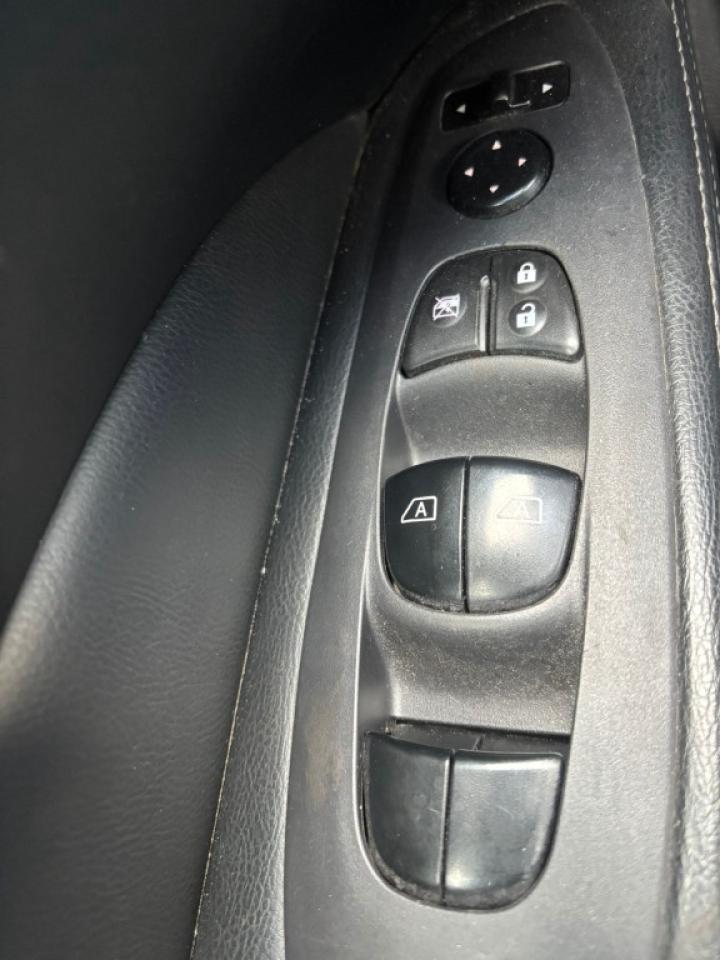 2013 Nissan Pathfinder SL 4dr 4x4 CVT Photo