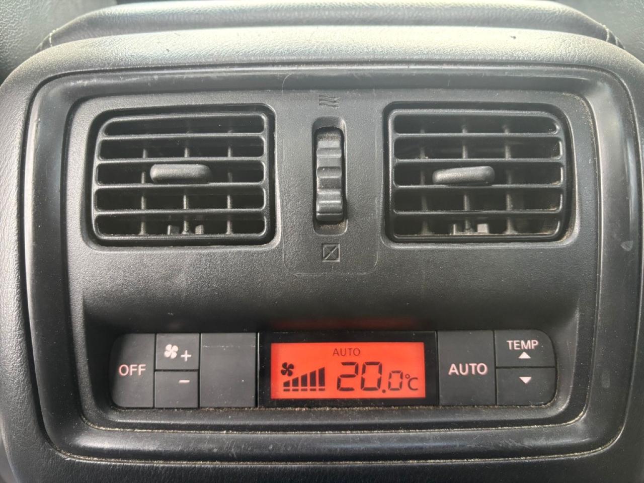 2013 Nissan Pathfinder SL 4dr 4x4 CVT Photo