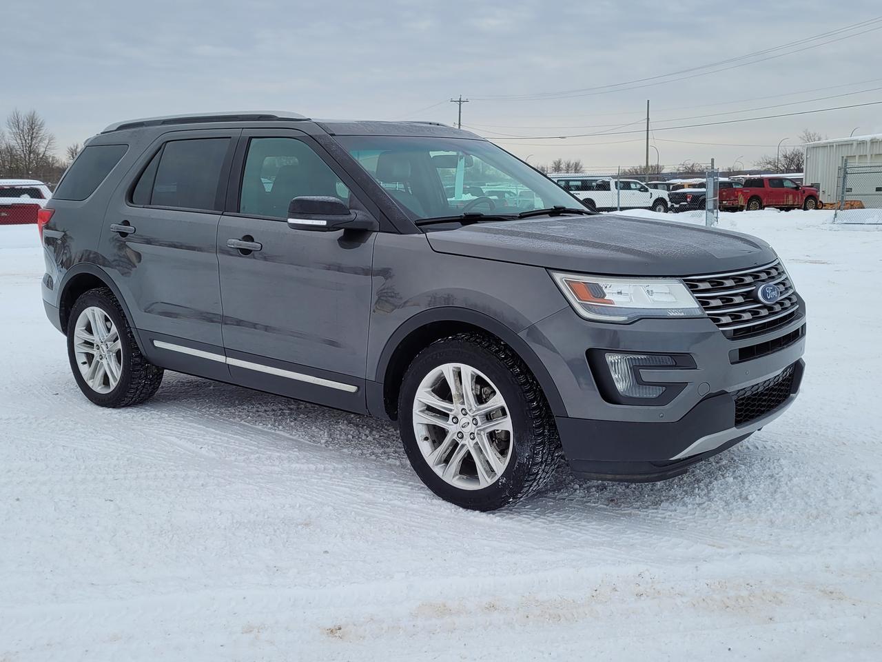 2016 Ford Explorer XLT Photo3