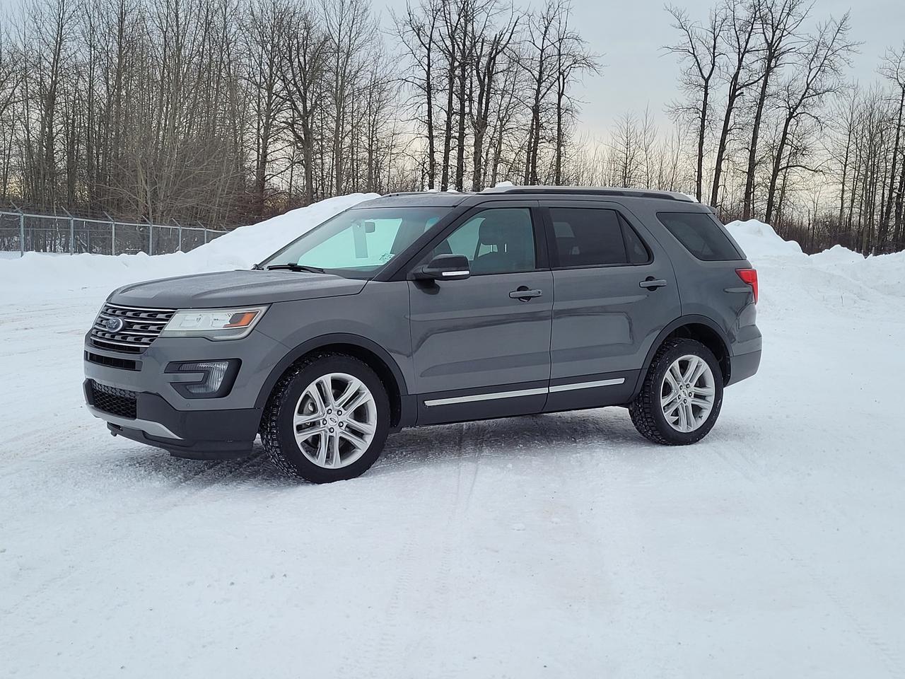 2016 Ford Explorer XLT Photo0