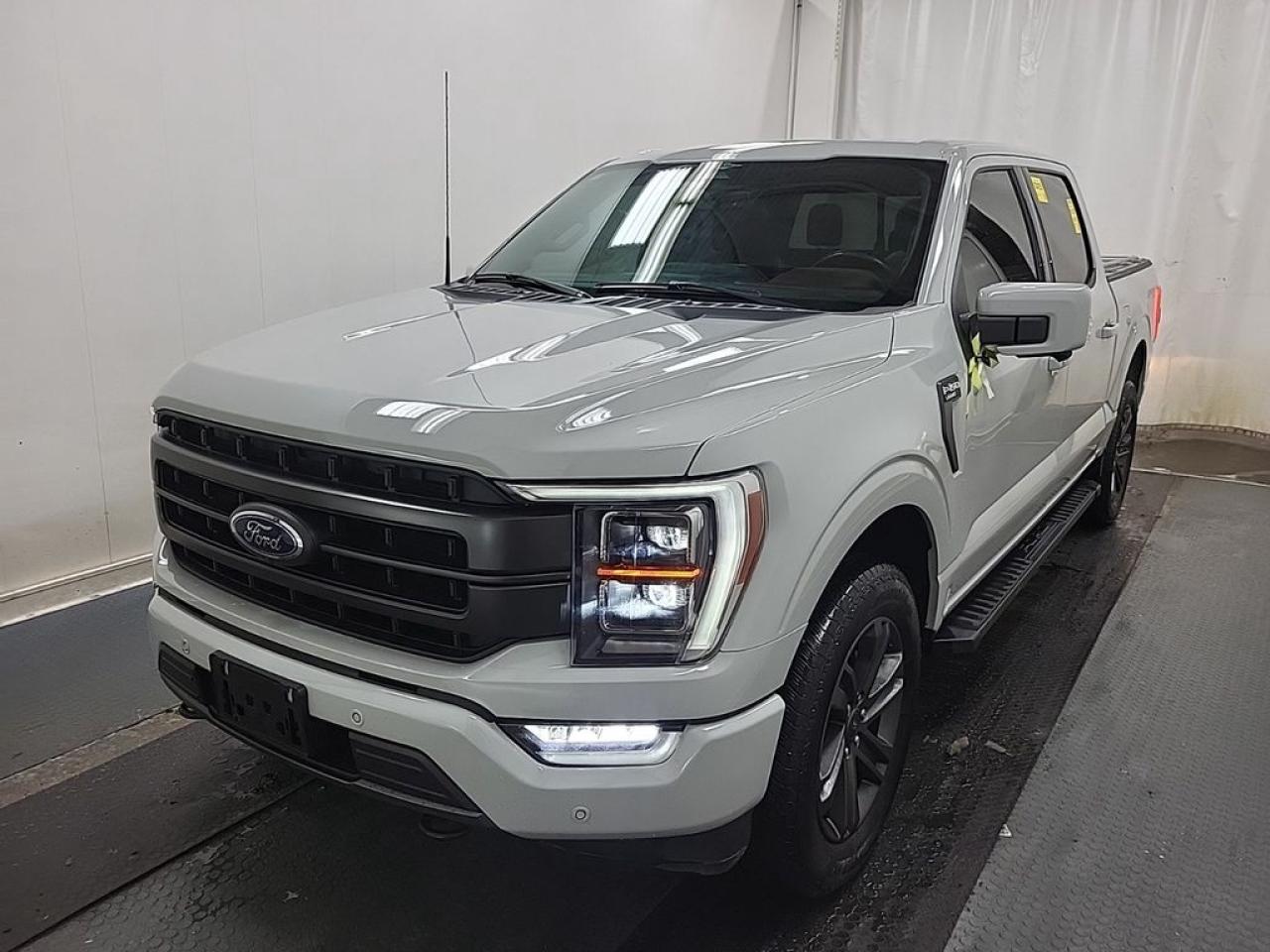 2023 Ford F-150 Lariat Photo0