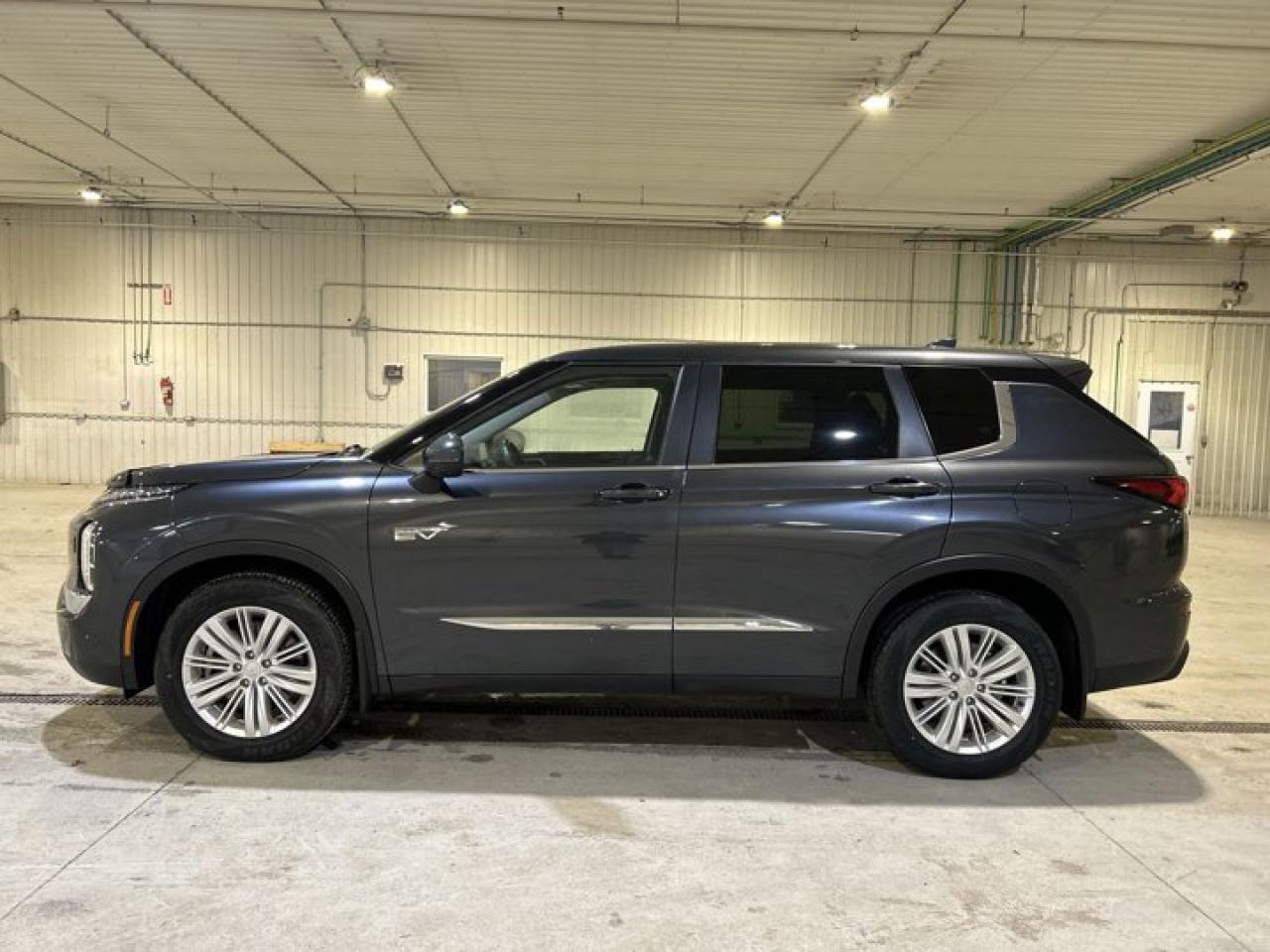 2024 Mitsubishi Outlander Plug-In ES AWC Plug-in Hybrid Photo