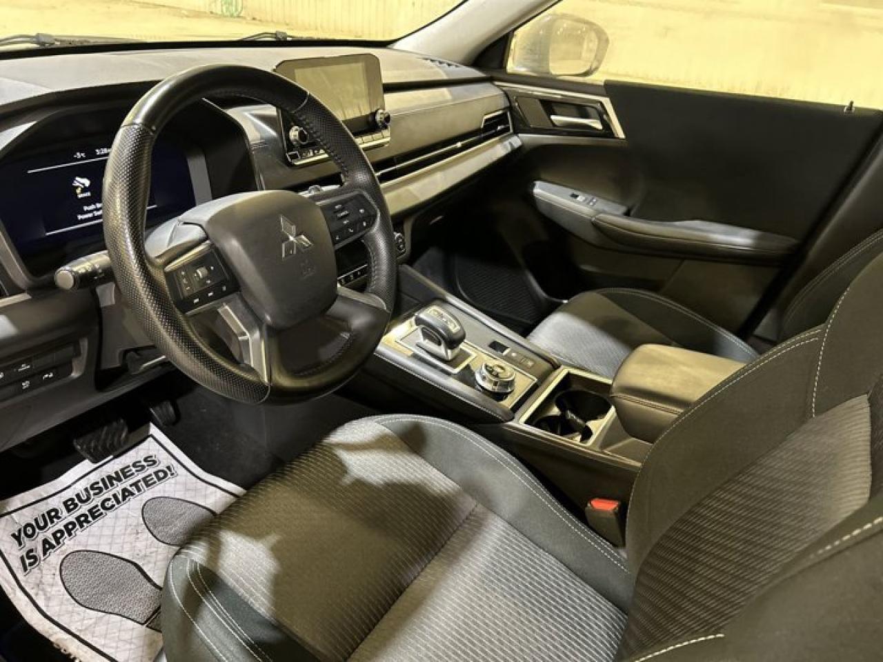 2024 Mitsubishi Outlander Plug-In ES AWC Plug-in Hybrid Photo