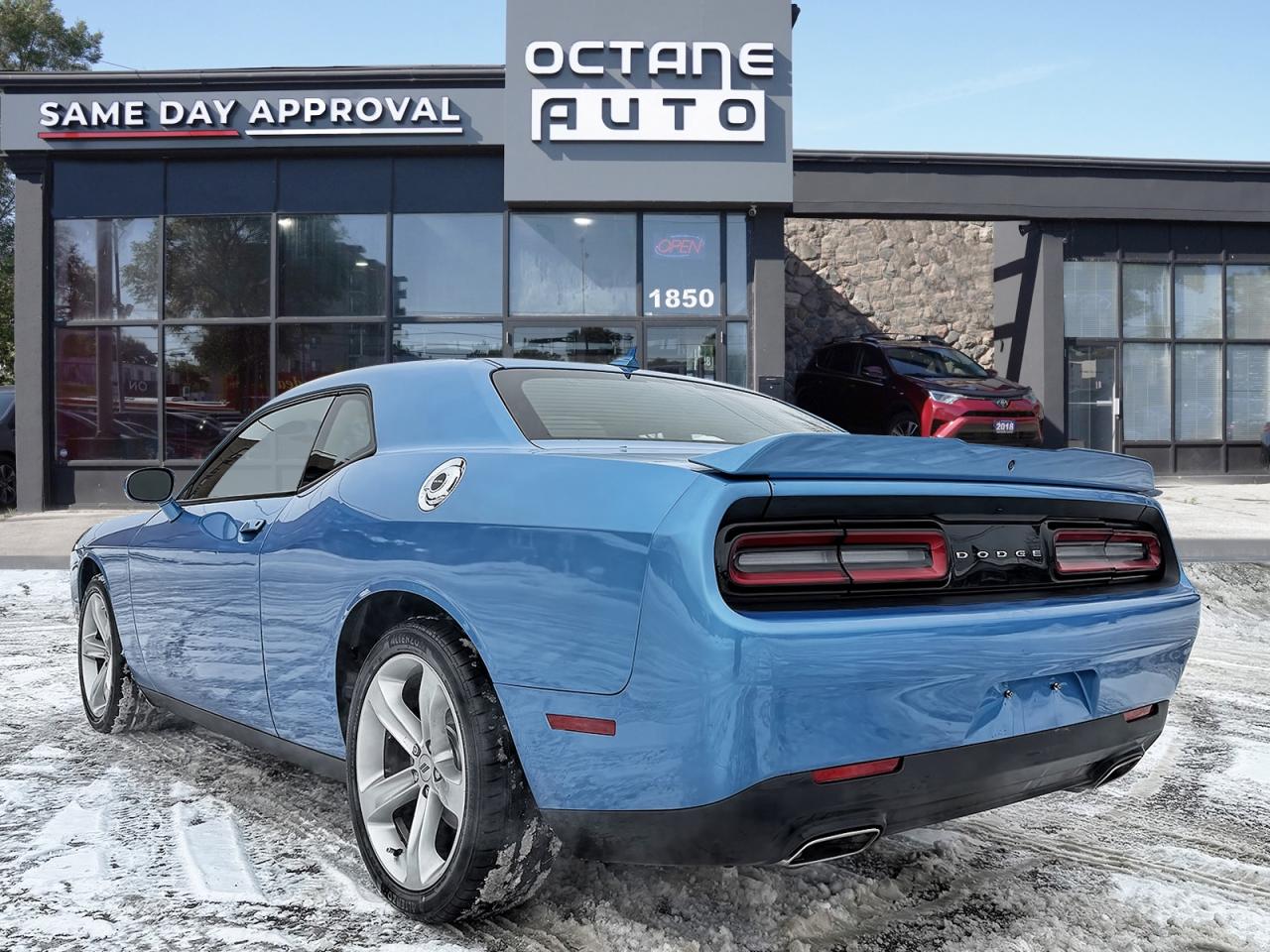 2018 Dodge Challenger SXT Photo3