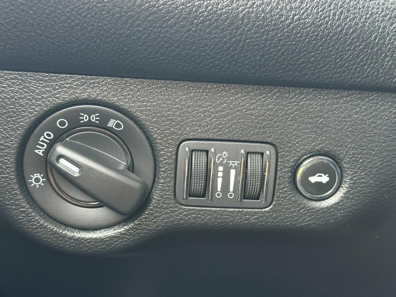 2018 Dodge Challenger SXT Photo