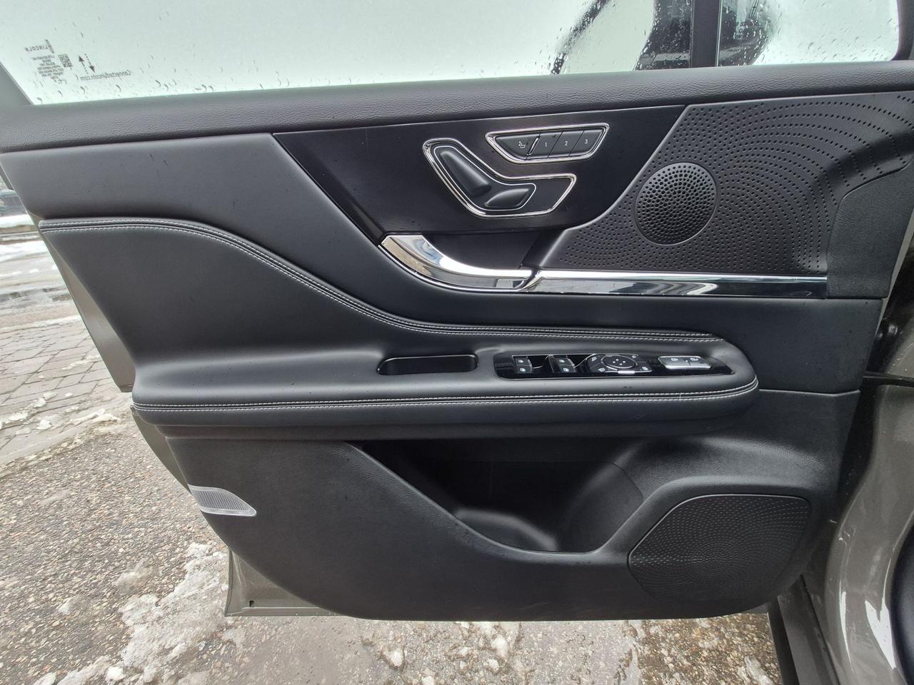 2025 Lincoln Corsair GRAND TOURING, LEATHER, HEATED STEERING WHEEL! Photo