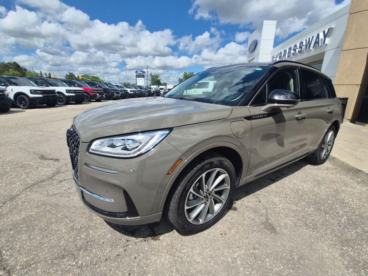 2025 Lincoln Corsair GRAND TOURING, LEATHER, HEATED STEERING WHEEL! Photo