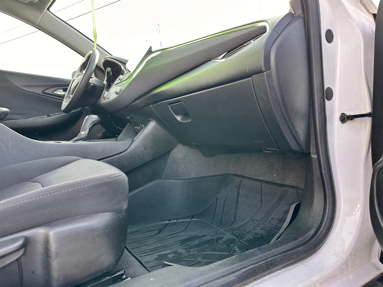 2020 Chevrolet Malibu CARPLAY, HEATED SEATS, FINANCING AVAB! Photo