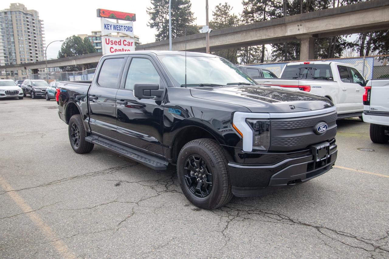 2025 Ford F-150 Lightning XLT 4WD SuperCrew Photo4